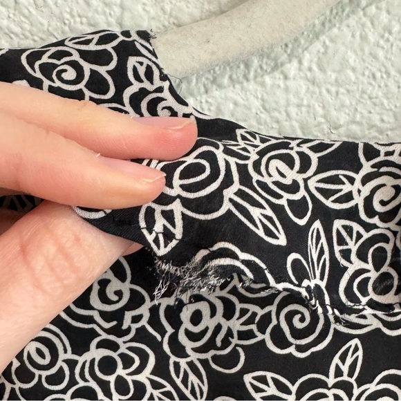 VTG Ann Taylor Womens Size 2 100% Silk Floral White Black Blouse Ruffle Preppy - Picture 7 of 10